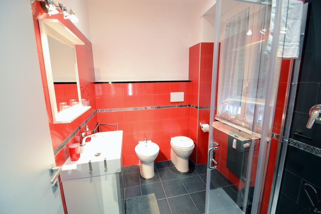 Whatshouse Roma Room photo
